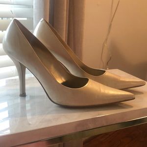 Ivory shimmery pumps